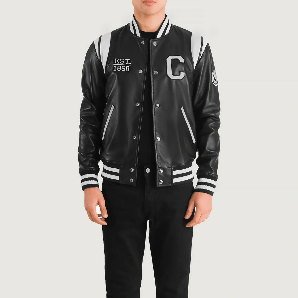 
Liberte California Svartur Leather Varsity Leðurjakki fyrir Karla in Black & White Sheepskin Leather - Að framan með sniðinni hönnun | Kaupa á netinu