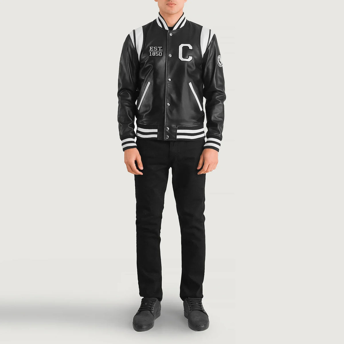
Liberte California Svartur Leather Varsity Leðurjakki fyrir Karla - Hliðarsýn með vinnuvistfræðilegu ermasniði