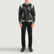 
Liberte California Svartur Leather Varsity Leðurjakki fyrir Karla - Hliðarsýn með vinnuvistfræðilegu ermasniði