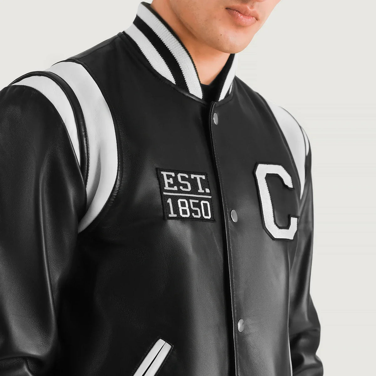 
Nærmynd of Varsity & Snap Button Hardware on Liberte California Svartur Leather Varsity Leðurjakki fyrir Karla