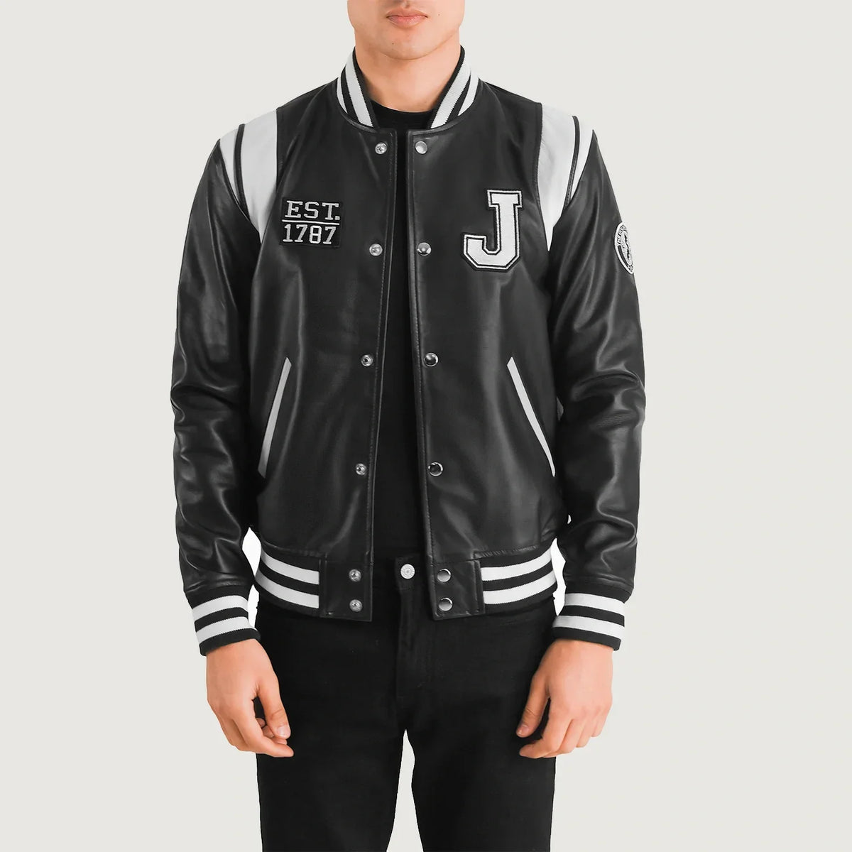 
Liberte New Jersey Svartur Leather Varsity Leðurjakki fyrir Karla in Black & White Sheepskin Leather - Að framan með sniðinni hönnun | Kaupa á netinu
