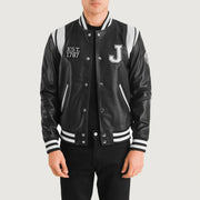 
Liberte New Jersey Svartur Leather Varsity Leðurjakki fyrir Karla in Black & White Sheepskin Leather - Að framan með sniðinni hönnun | Kaupa á netinu
