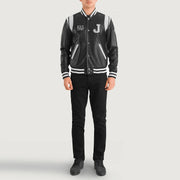 
Liberte New Jersey Svartur Leather Varsity Leðurjakki fyrir Karla - Hliðarsýn með vinnuvistfræðilegu ermasniði