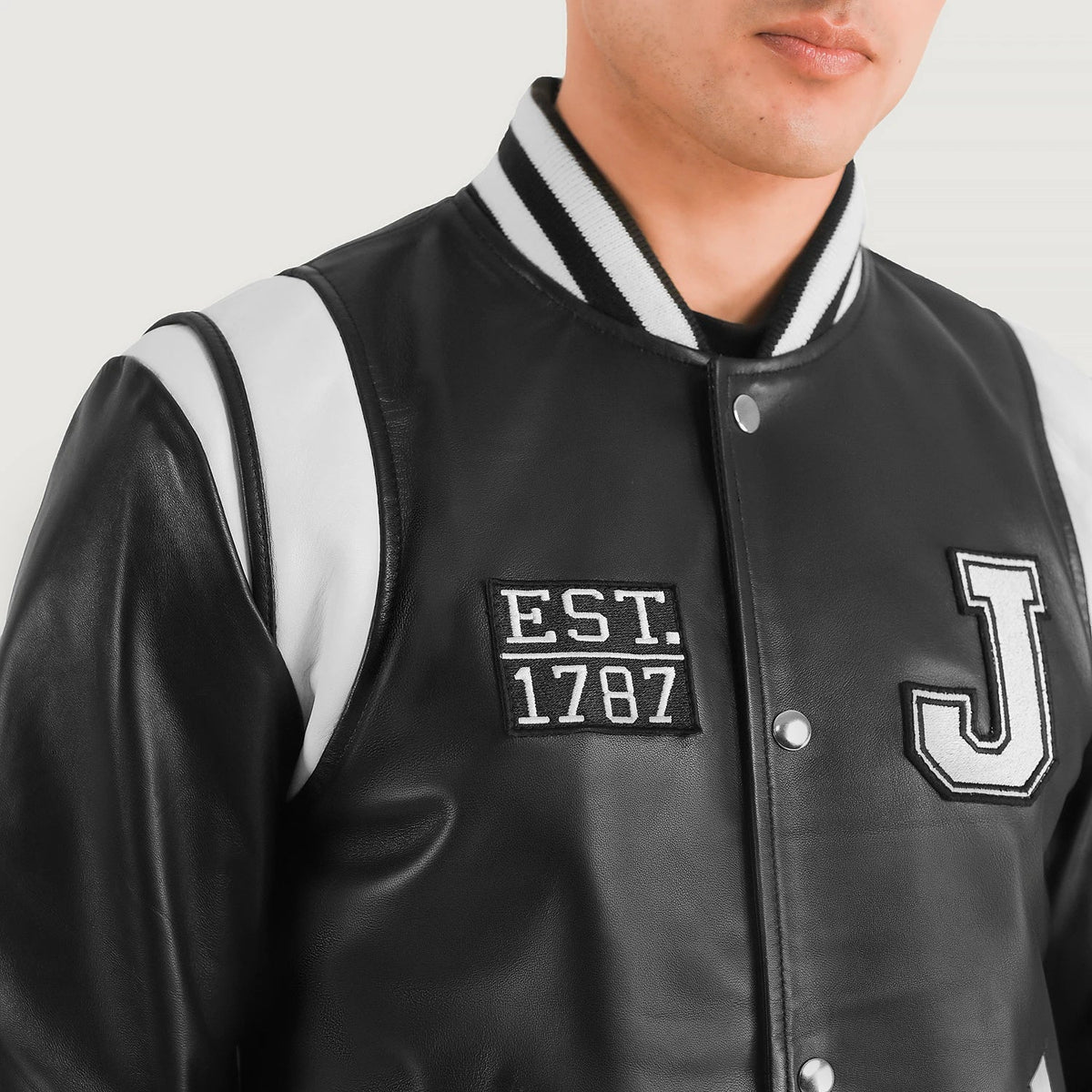 
Nærmynd of Varsity & Snap Button Hardware on Liberte New Jersey Svartur Leather Varsity Leðurjakki fyrir Karla