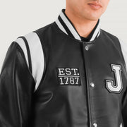 
Nærmynd of Varsity & Snap Button Hardware on Liberte New Jersey Svartur Leather Varsity Leðurjakki fyrir Karla