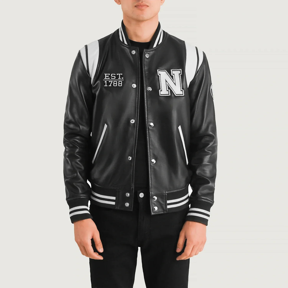 
Liberte New York Svartur Leather Varsity Leðurjakki fyrir Karla in Black & White Sheepskin Leather - Að framan með sniðinni hönnun | Kaupa á netinu