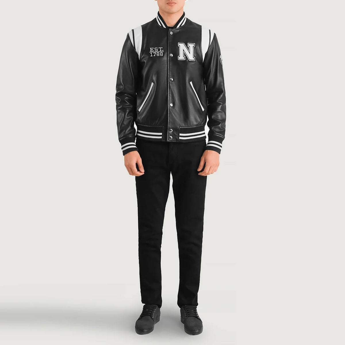 
Liberte New York Svartur Leather Varsity Leðurjakki fyrir Karla - Hliðarsýn með vinnuvistfræðilegu ermasniði