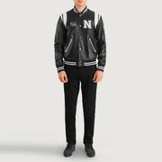 
Liberte New York Svartur Leather Varsity Leðurjakki fyrir Karla - Hliðarsýn með vinnuvistfræðilegu ermasniði