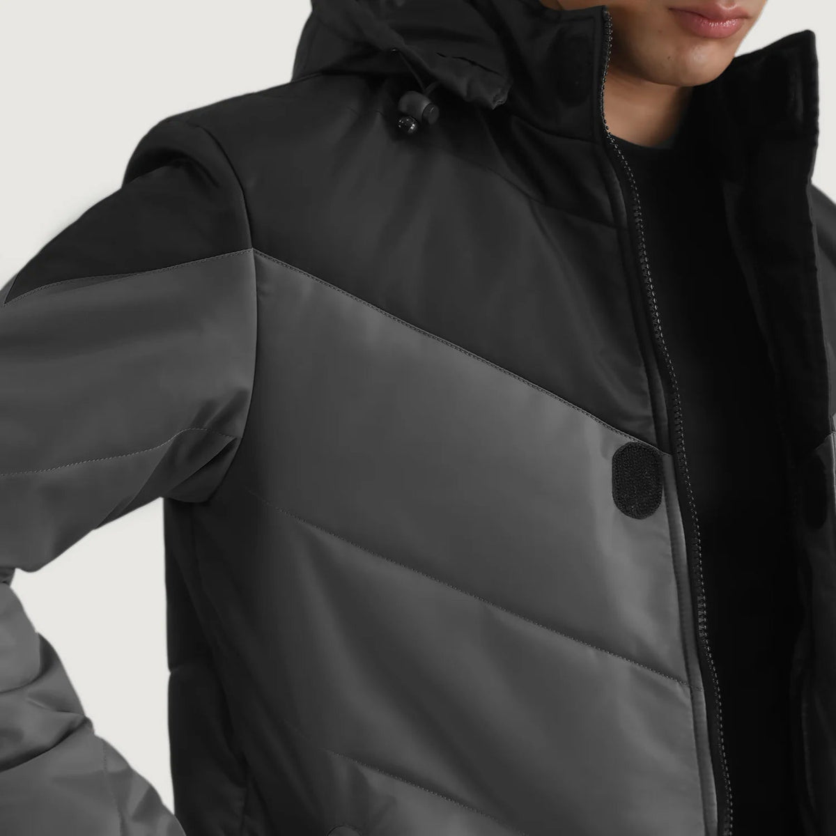 
Fóðursýn Showing Quilted Viscose Lining & Tveir hagnýtir innri vasar