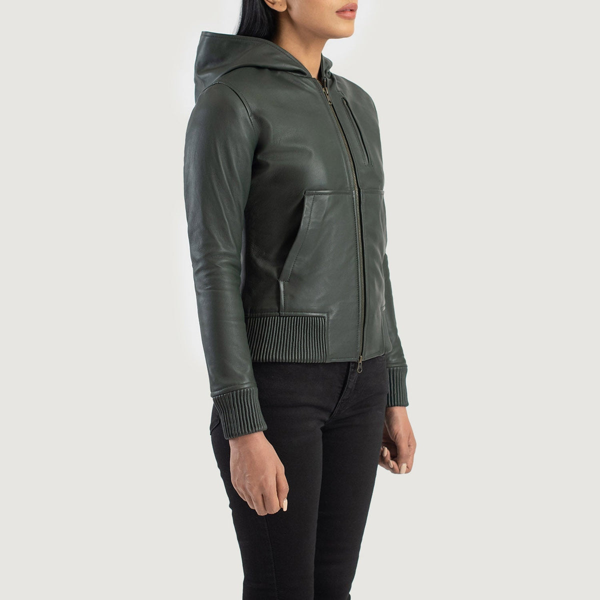 
Á módeli:  Luna Blue Hooded Leather Bomber Jacket á módeli í náttúrulegu dagsbirtu