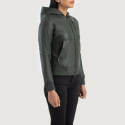 
Á módeli:  Luna Blue Hooded Leather Bomber Jacket á módeli í náttúrulegu dagsbirtu