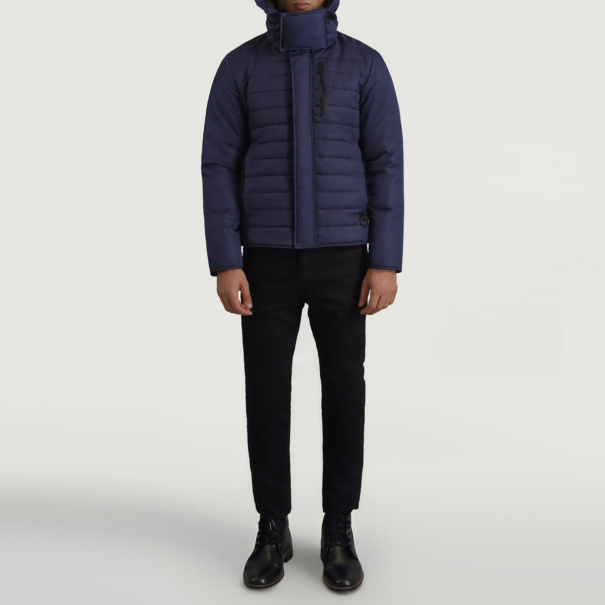 
Malcolm Blár Hooded Puffer Leðurjakki fyrir Karla - Hliðarsýn með vinnuvistfræðilegu ermasniði