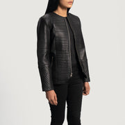 
Á módeli:  Nexi Quilted Maroon Leather Jacket á módeli í náttúrulegu dagsbirtu