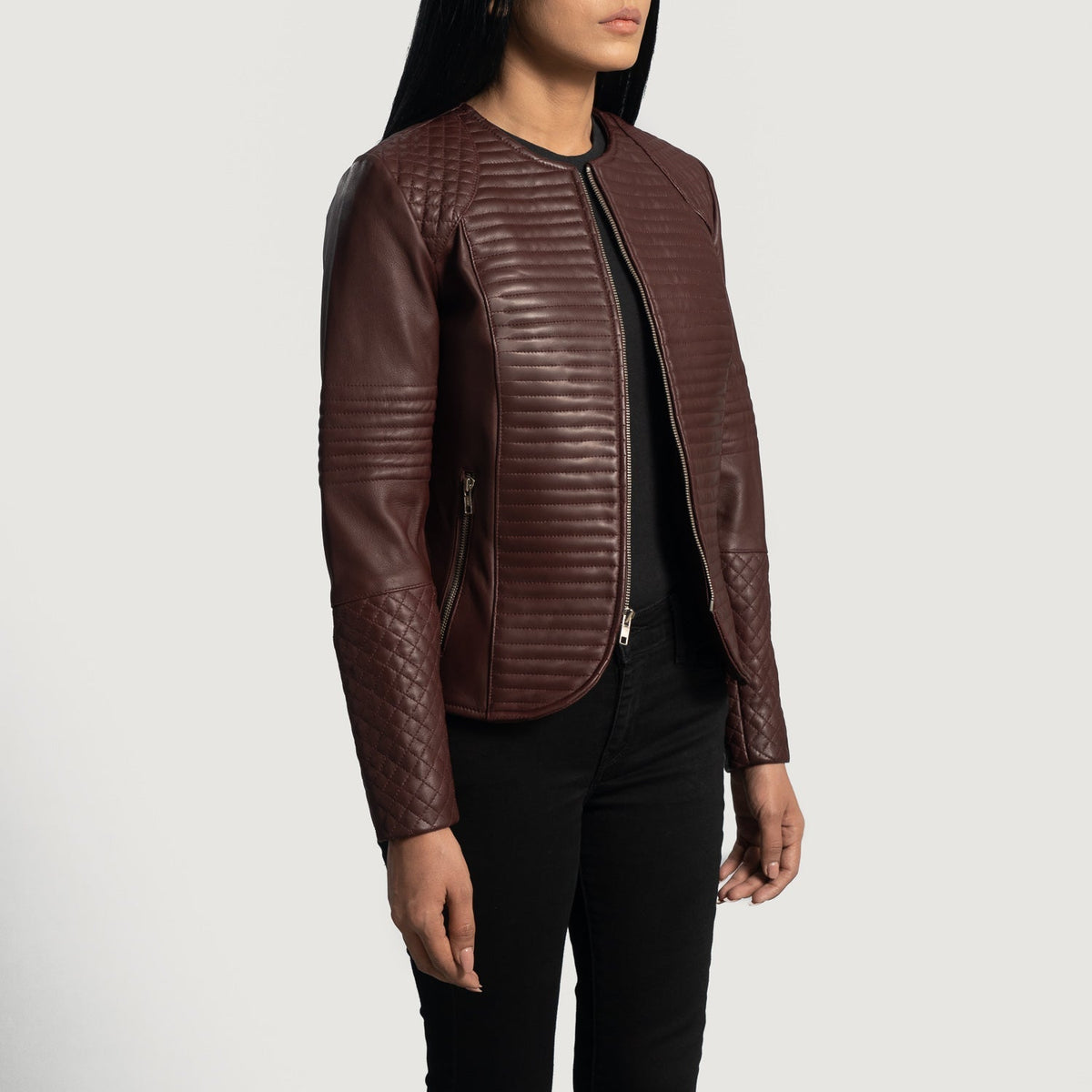 
Maroon Sheepskin Leather Biker Jacket - Að aftan með nákvæmri axlasniði og hreinum fald