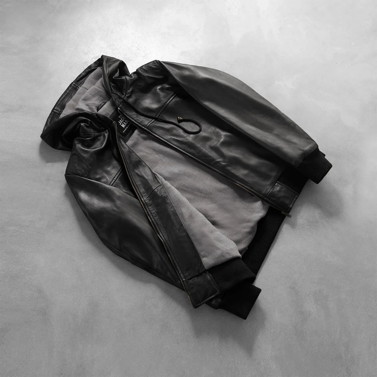 
Á módeli:  Nintenzo Black Hooded Leather Jacket á módeli í náttúrulegu dagsbirtu