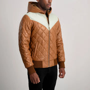 
Á módeli:  Norman Tan Hooded Bomber Leather Puffer Jacket á módeli í náttúrulegu dagsbirtu