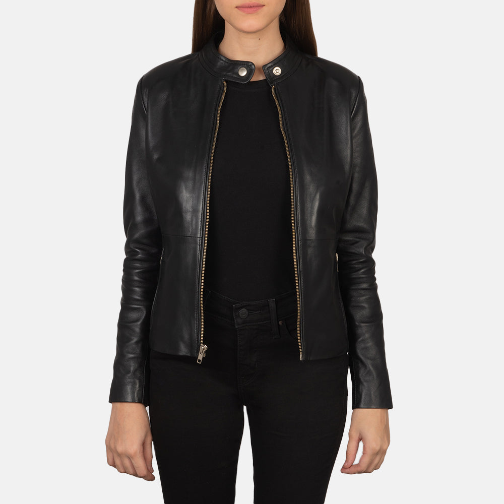 
Á módeli:  Rave Brown Leather Biker Jacket á módeli í náttúrulegu dagsbirtu