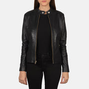
Á módeli:  Rave Brown Leather Biker Jacket á módeli í náttúrulegu dagsbirtu