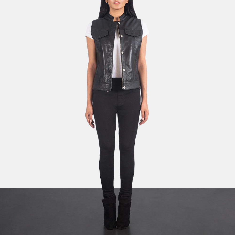
Rayne Moto Svartur Leðurvesti fyrir Konur - Hliðarsýn með vinnuvistfræðilegu ermasniði