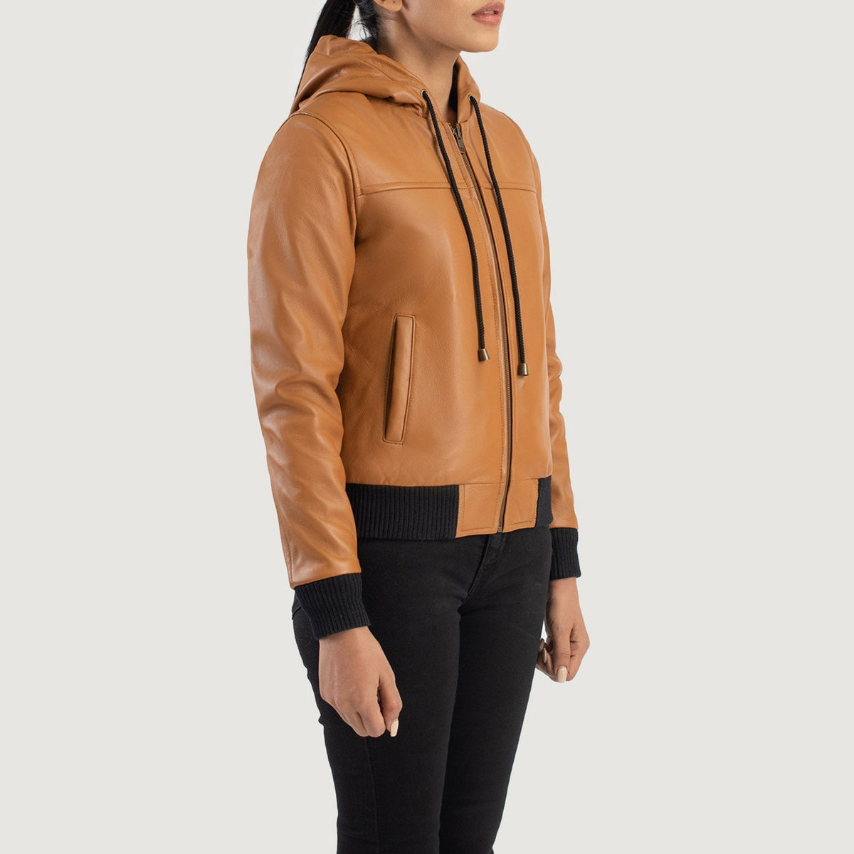 
Á módeli:  Rebella Green Hooded Suede Bomber Jacket á módeli í náttúrulegu dagsbirtu