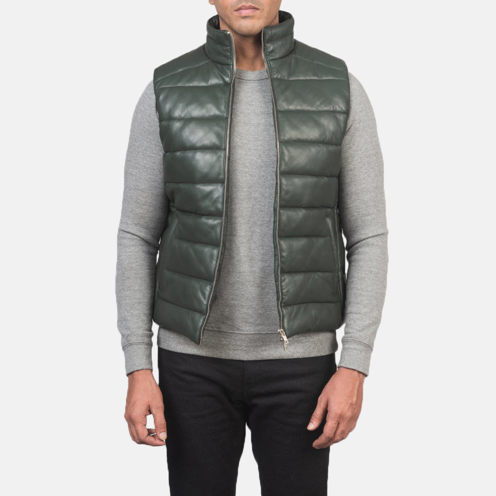
Reeves Grænn Leather Fóðrað vesti fyrir Karla in Green Sheepskin Leather - Að framan með sniðinni hönnun | Kaupa á netinu