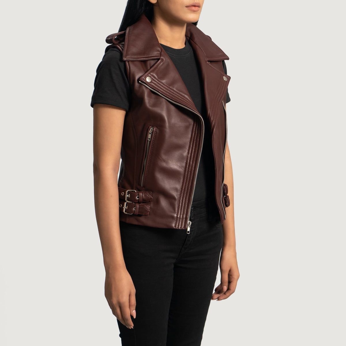 
Rhonda Vínrauður Leather Biker Vest fyrir Konur - Hliðarsýn með vinnuvistfræðilegu ermasniði
