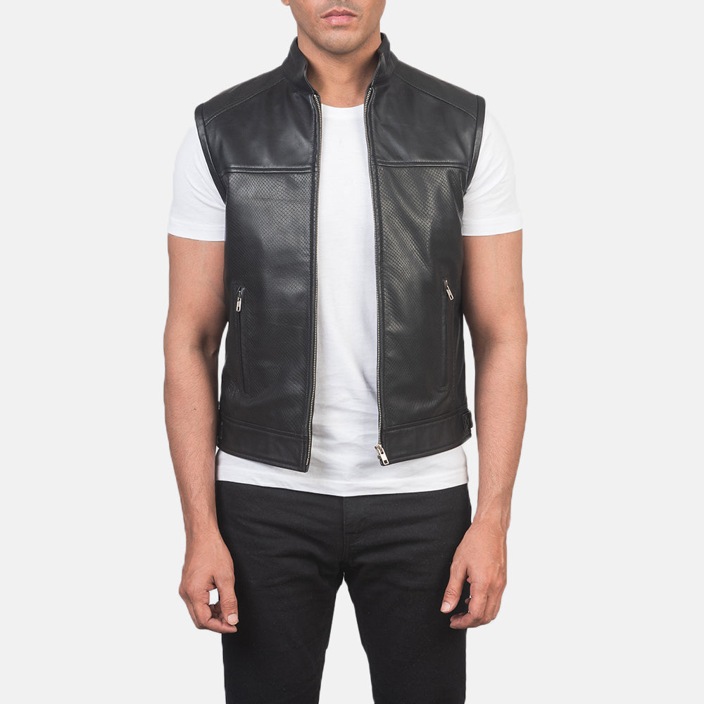 
Roland Svartur Leather Biker Vest fyrir Karla in Black Cowhide &Amp; Sheepskin Leather - Að framan með sniðinni hönnun | Kaupa á netinu
