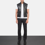 
Roland Svartur Leather Biker Vest fyrir Karla - Hliðarsýn með vinnuvistfræðilegu ermasniði