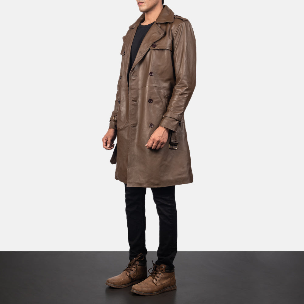 
Mocha Brown Calfskin Leather Trench Coat - Að aftan með nákvæmri axlasniði og hreinum fald