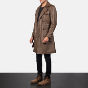 
Mocha Brown Calfskin Leather Trench Coat - Að aftan með nákvæmri axlasniði og hreinum fald