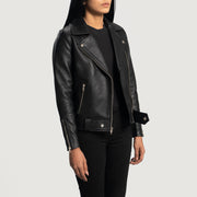 
Á módeli:  Rumy Maroon Leather Biker Jacket á módeli í náttúrulegu dagsbirtu