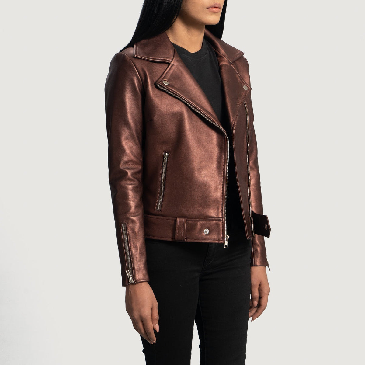 
Maroon Sheepskin Leather Biker Jacket - Að aftan með nákvæmri axlasniði og hreinum fald