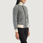 
Á módeli:  Sasha A1 Black Suede Bomber Jacket á módeli í náttúrulegu dagsbirtu