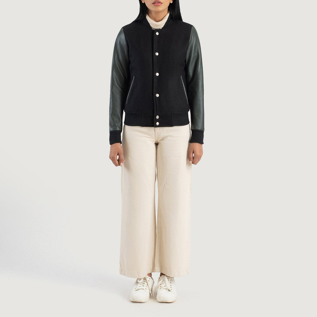 
Savant Green Hybrid Varsity Jacket - Hliðarsýn með vinnuvistfræðilegu ermasniði