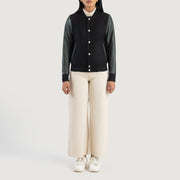 
Savant Green Hybrid Varsity Jacket - Hliðarsýn með vinnuvistfræðilegu ermasniði