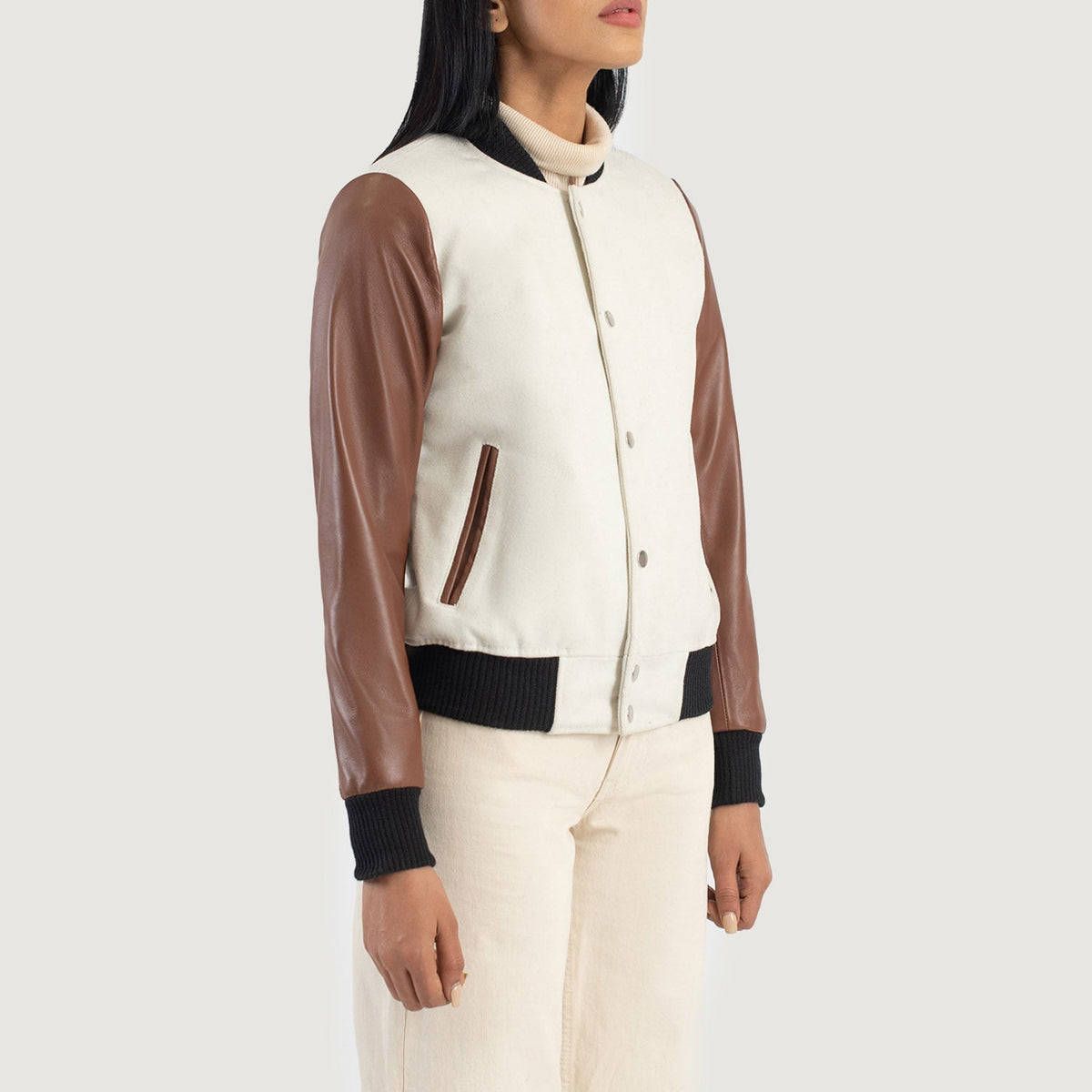 
Á módeli:  Savant Green Hybrid Varsity Jacket á módeli í náttúrulegu dagsbirtu