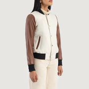 
Á módeli:  Savant Green Hybrid Varsity Jacket á módeli í náttúrulegu dagsbirtu