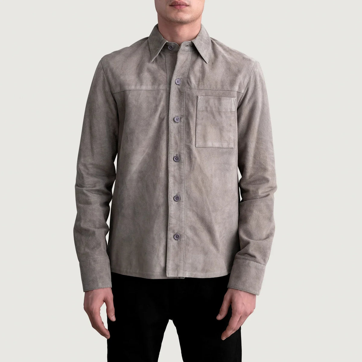 
Scout Grey Suede Leather Shirt fyrir Karla fyrir Karla - Hliðarsýn með vinnuvistfræðilegu ermasniði