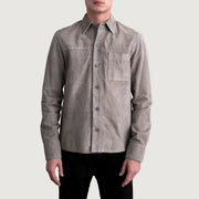 
Scout Grey Suede Leather Shirt fyrir Karla fyrir Karla - Hliðarsýn með vinnuvistfræðilegu ermasniði