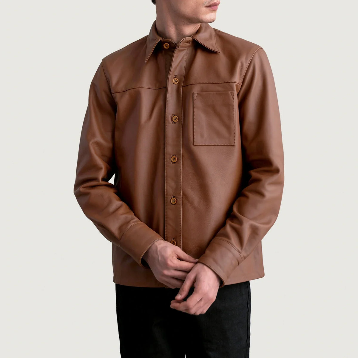 
Scout Matte Brúnn Leather Shirt fyrir Karla - Hliðarsýn með vinnuvistfræðilegu ermasniði