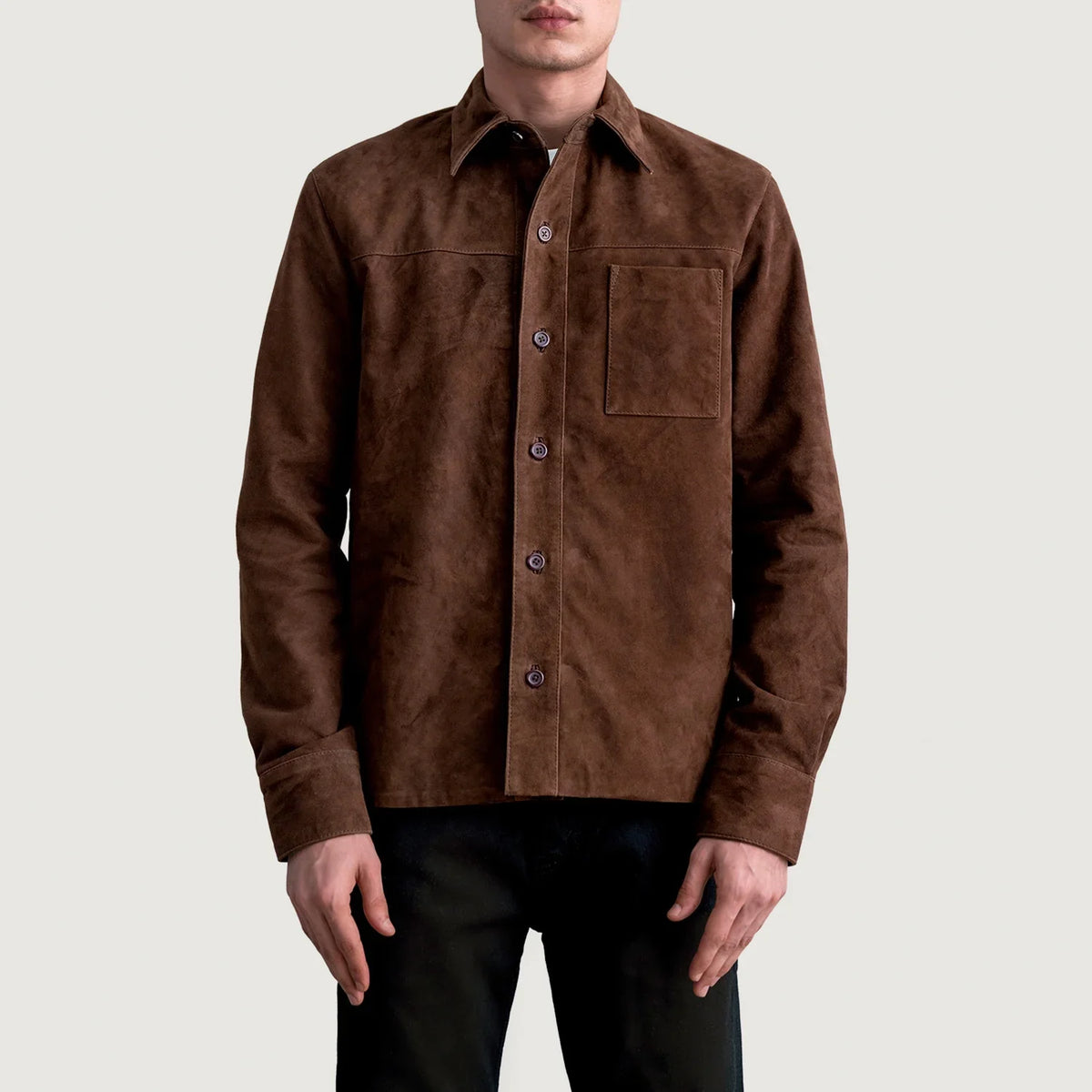 
Scout Mocha Suede Leather Shirt fyrir Karla fyrir Karla - Hliðarsýn með vinnuvistfræðilegu ermasniði
