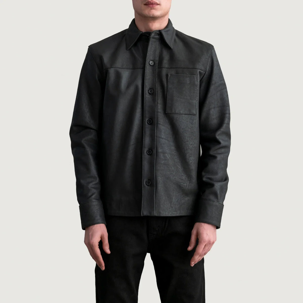 
Scout Tumbled Svartur Leather Shirt fyrir Karla - Hliðarsýn með vinnuvistfræðilegu ermasniði