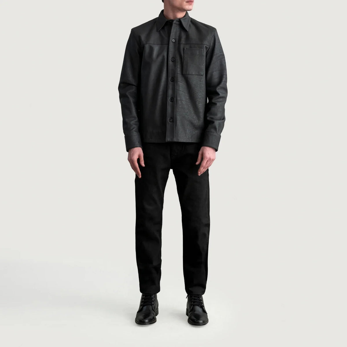 
Nærmynd of Shirt & Buttons Hardware on Scout Tumbled Svartur Leather Shirt fyrir Karla