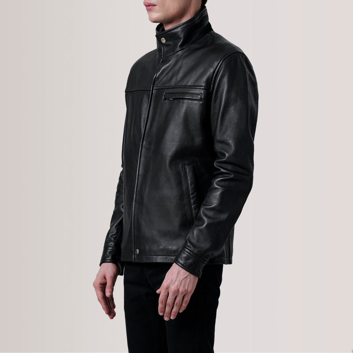 
Sean Svartur Leather Classic Leðurjakki fyrir Karla For Men - Hliðarsýn með vinnuvistfræðilegu ermasniði
