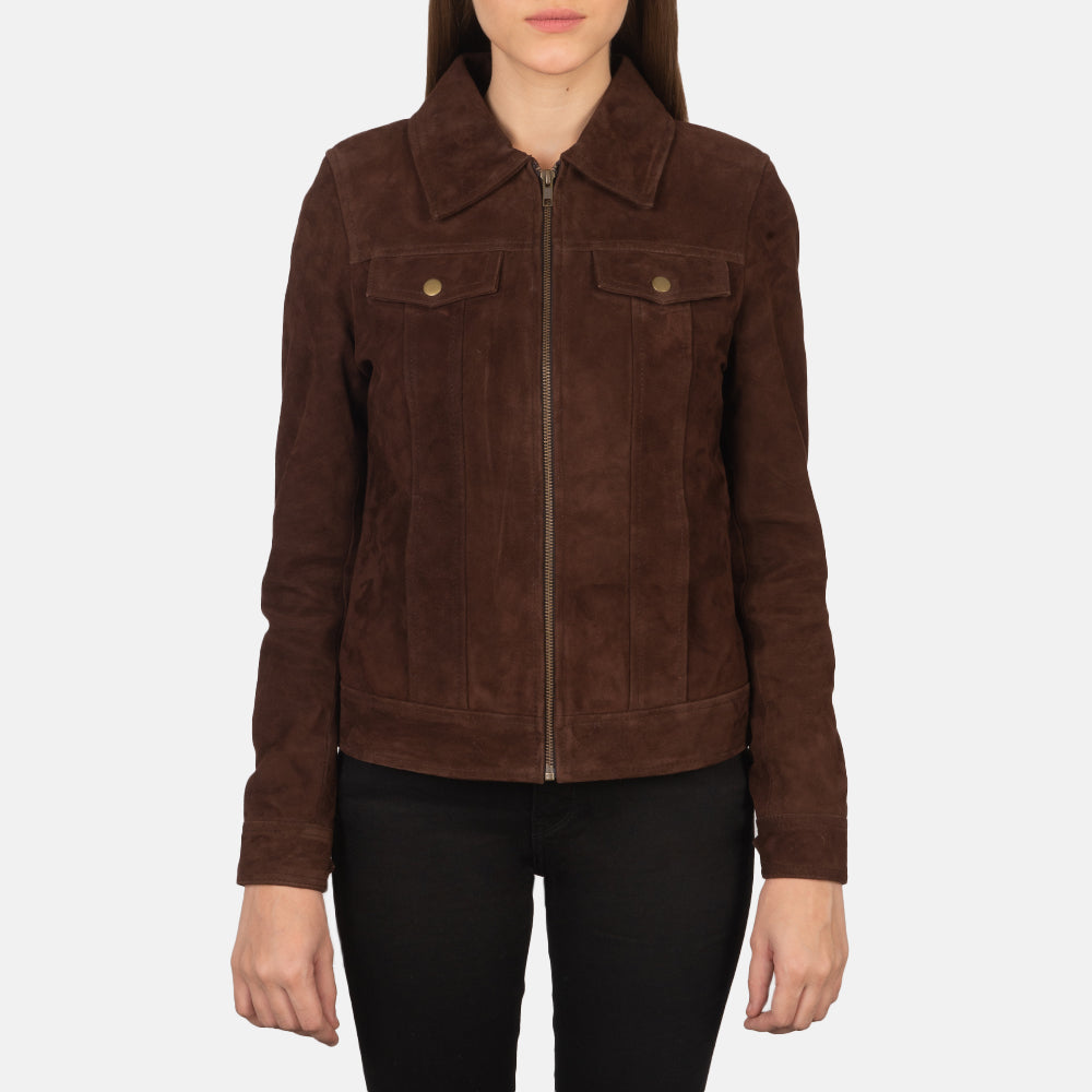 
Á módeli:  Suzy Brown Suede Trucker Jacket á módeli í náttúrulegu dagsbirtu