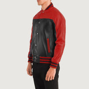 
Á módeli:  Terrance Black & Red Leather Varsity Jacket á módeli í náttúrulegu dagsbirtu