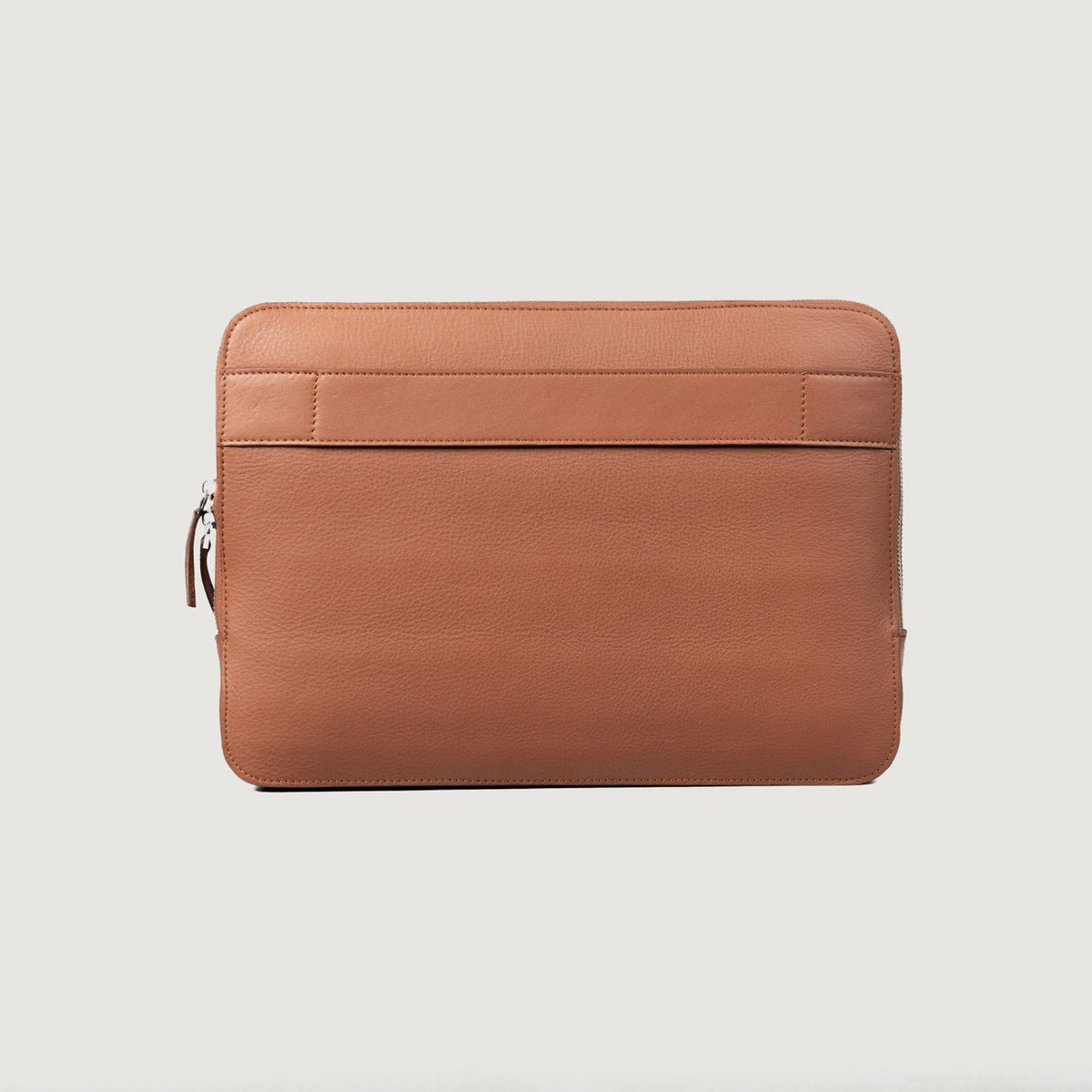
The Baxter Brown Leather Laptop Sleeve For Men & Women - Hliðarsýn með vinnuvistfræðilegu ermasniði