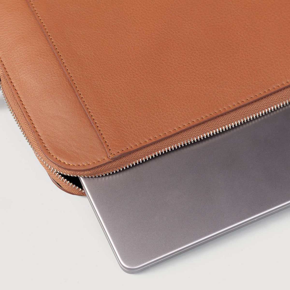 
Nærmynd of Classic Collar & Heavy-Duty Zipper Hardware on The Baxter Brown Leather Laptop Sleeve For Men & Women