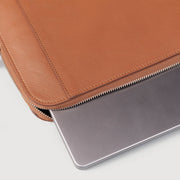 
Nærmynd of Classic Collar & Heavy-Duty Zipper Hardware on The Baxter Brown Leather Laptop Sleeve For Men & Women