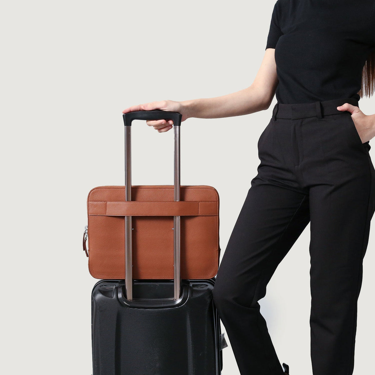 
Á módeli:  The Baxter Brown Leather Laptop Sleeve For Men & Women á módeli í náttúrulegu dagsbirtu